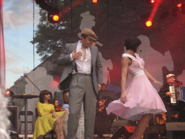 Występ taneczny na scenie podczas wydarzenia w Warszawie